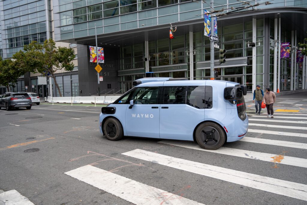 ​Waymo is offering transit discounts again, this time with Visa 