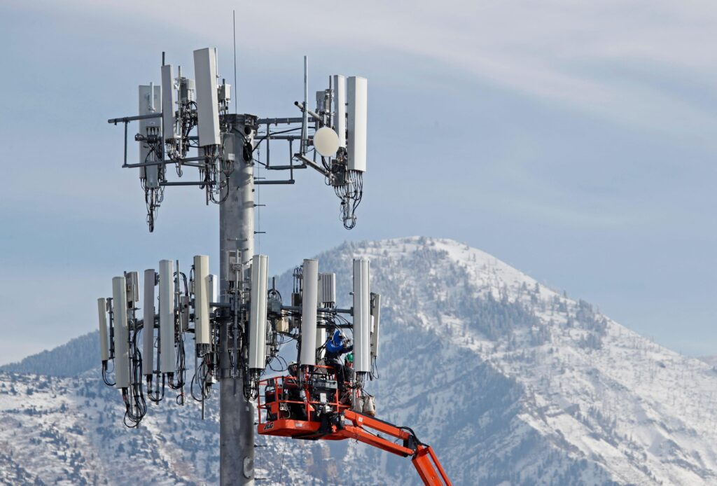 ​SpaceX’s mobile carrier push reportedly involves tapping into 80,000 cell sites 